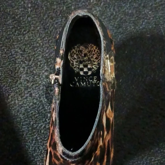 Vince Camuto leopard print heels. 041 - Picture 7 of 11